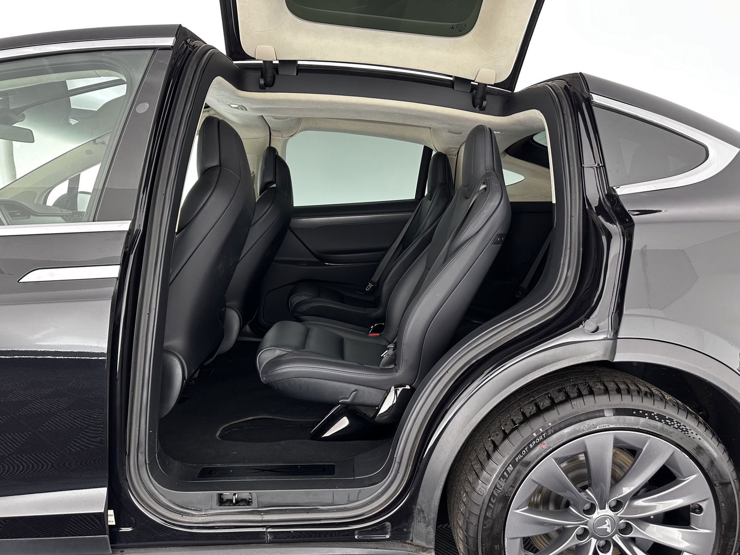 Tesla Model X 100D AWD [ 6-pers ] [ 3-Fase ] Aut. *PANO | AUTO-PILOT | TOWBAR | AIR-SUSPENSION | FULL-LED | NAPPA-SOFT-LEATHER | KEYLESS | APP.CONNECT | CRUISE | DAB | LANE-ASSIST | DIGI-COCKPIT | SURROUND-VIEW | COMFORT-SEATS | 20"ALU*