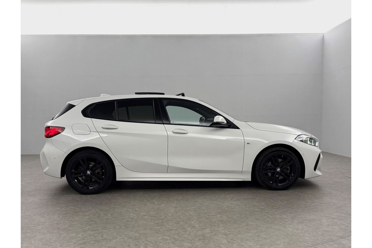 BMW 1-serie 118i M-Sport 141PK  Pano Carplay Sfeer Virtual LED Clima Camera Cruise Navi Memory-Seat PDC 17"LMV