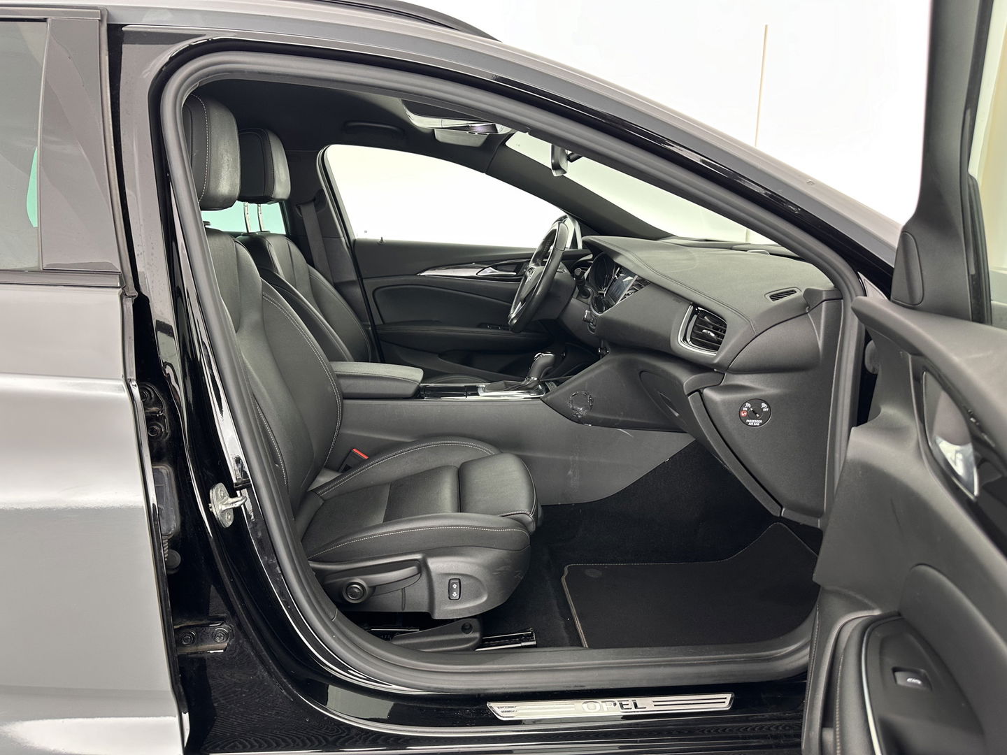 Opel Insignia Sports Tourer 2.0 Turbo GS-Sport-Line Aut. *FULL-LEATHER | BOSE-SOUND | HEAD-UP | ADAPT.CRUISE | FULL-LED | MEMORY-PACK | SPORT/HEATED/COOLED/MASSAGE-SEATS  | NAVI-FULLMAP | GREY-WRAPPED | KEYLESS | CAMERA | CARPLAY | LANE-ASSIST