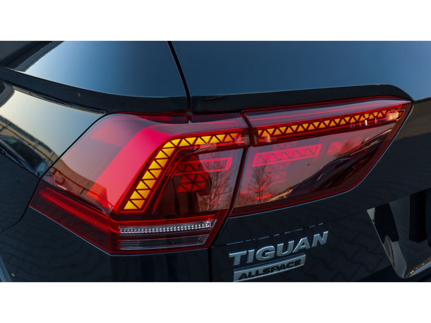 Volkswagen Tiguan Allspace 1.5 TSI HL Bus. R. | 3X R-Line | Trekhaak | Pano VERKOCHT