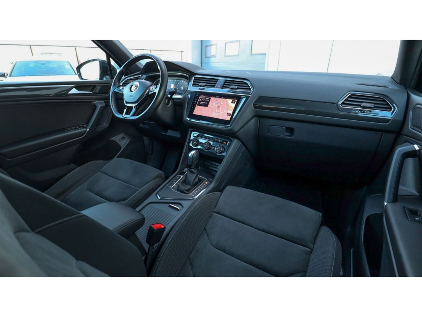 Volkswagen Tiguan Allspace 1.5 TSI HL Bus. R. | 3X R-Line | Trekhaak | Pano VERKOCHT