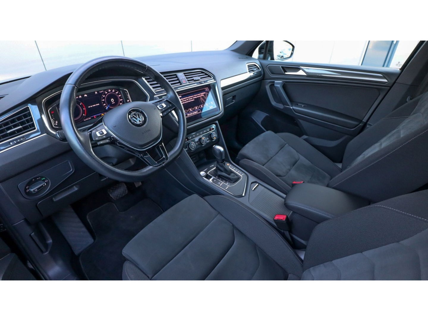 Volkswagen Tiguan Allspace 1.5 TSI HL Bus. R. | 3X R-Line | Trekhaak | Pano VERKOCHT