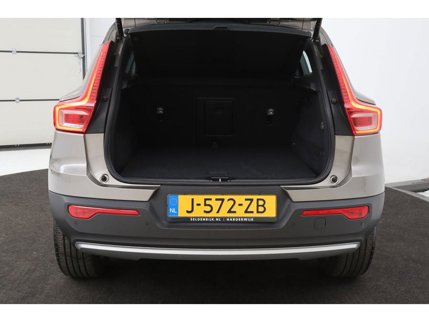 Volvo XC40 1.5 T2 Business Pro | Adaptive cruise | Stoel & stuurverwarming | Carplay | Camera | Navigatie | Full LED | Dodehoek detectie | Keyless | Climate control | PDC | Bluetooth