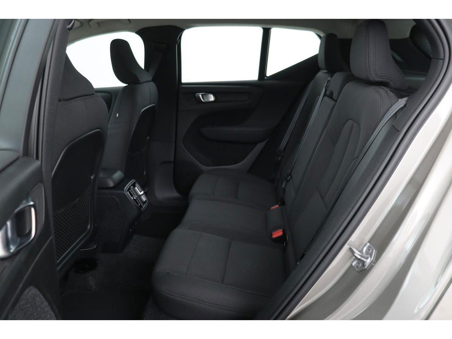 Volvo XC40 1.5 T2 Business Pro | Adaptive cruise | Stoel & stuurverwarming | Carplay | Camera | Navigatie | Full LED | Dodehoek detectie | Keyless | Climate control | PDC | Bluetooth