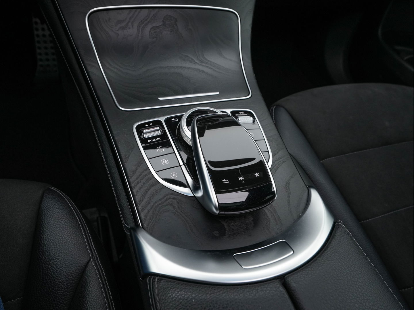 Mercedes-Benz GLC 250 4MATIC Premium AMG-Sportpack Aut. *PANO | LEATHER-MICROFIBRE | FULL-LED | BLINDSPOT | SPORT-SEATS | NAVI-FULLMAP | CAMERA | SHIFT-PADDLES | AMBIENT-LIGHT | HEATED-SEATS | TOWBAR | 19''ALU*
