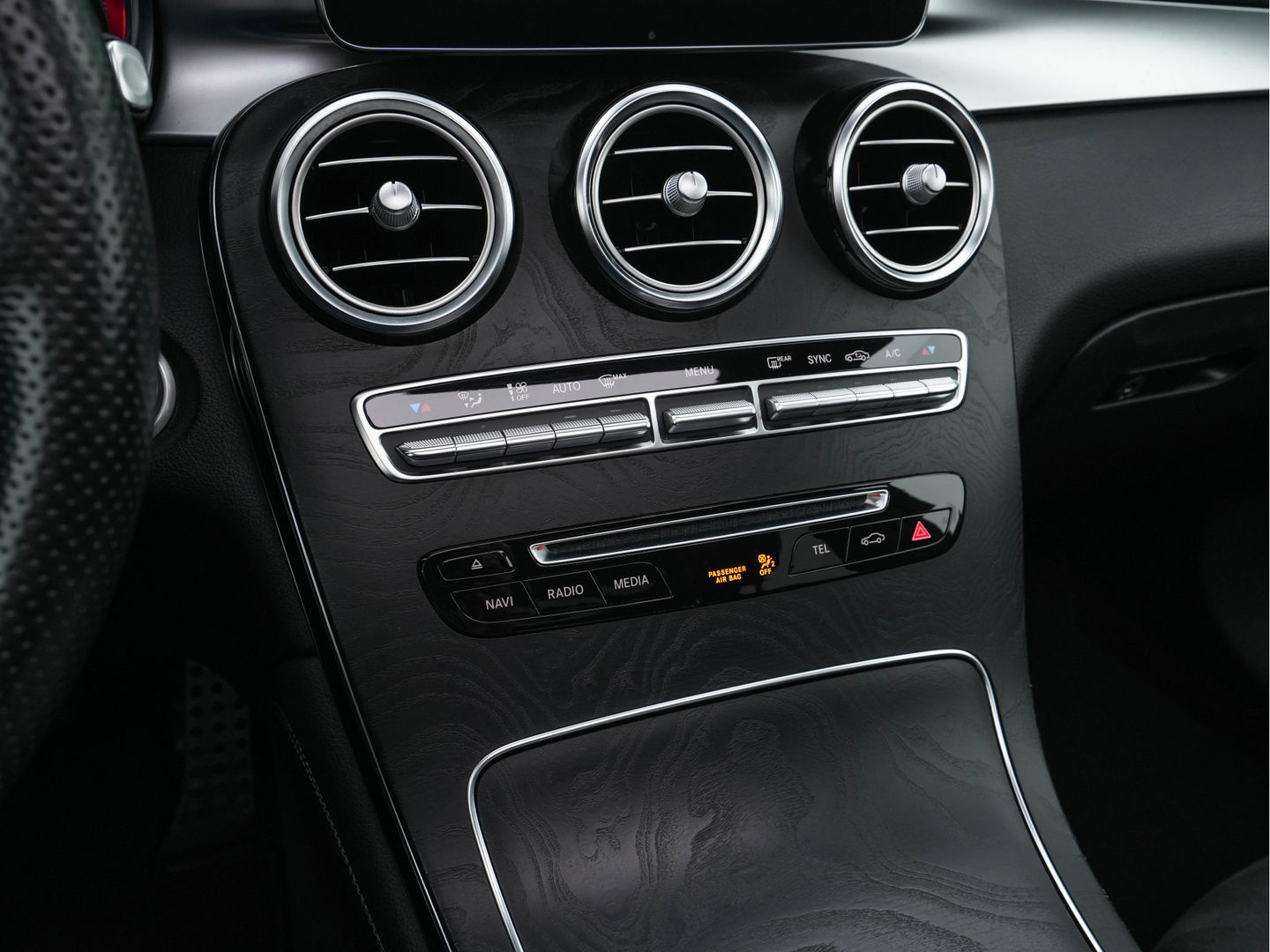 Mercedes-Benz GLC 250 4MATIC Premium AMG-Sportpack Aut. *PANO | LEATHER-MICROFIBRE | FULL-LED | BLINDSPOT | SPORT-SEATS | NAVI-FULLMAP | CAMERA | SHIFT-PADDLES | AMBIENT-LIGHT | HEATED-SEATS | TOWBAR | 19''ALU*