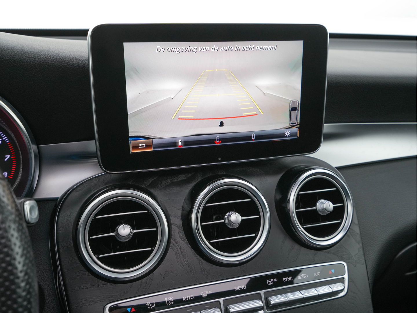 Mercedes-Benz GLC 250 4MATIC Premium AMG-Sportpack Aut. *PANO | LEATHER-MICROFIBRE | FULL-LED | BLINDSPOT | SPORT-SEATS | NAVI-FULLMAP | CAMERA | SHIFT-PADDLES | AMBIENT-LIGHT | HEATED-SEATS | TOWBAR | 19''ALU*