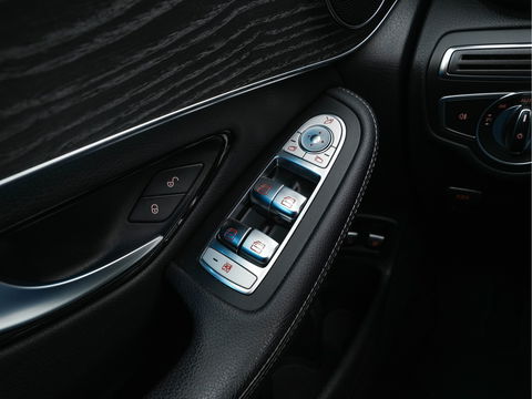 Mercedes-Benz GLC 250 4MATIC Premium AMG-Sportpack Aut. *PANO | LEATHER-MICROFIBRE | FULL-LED | BLINDSPOT | SPORT-SEATS | NAVI-FULLMAP | CAMERA | SHIFT-PADDLES | AMBIENT-LIGHT | HEATED-SEATS | TOWBAR | 19''ALU*