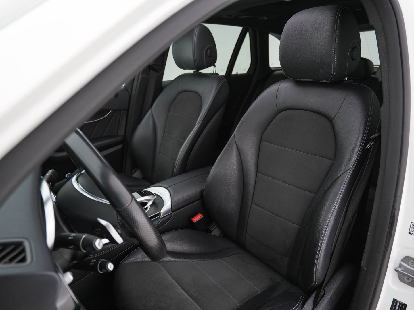 Mercedes-Benz GLC 250 4MATIC Premium AMG-Sportpack Aut. *PANO | LEATHER-MICROFIBRE | FULL-LED | BLINDSPOT | SPORT-SEATS | NAVI-FULLMAP | CAMERA | SHIFT-PADDLES | AMBIENT-LIGHT | HEATED-SEATS | TOWBAR | 19''ALU*