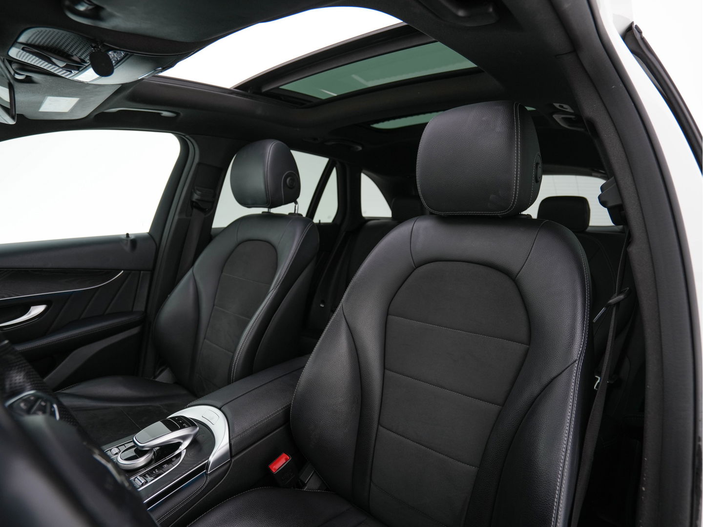 Mercedes-Benz GLC 250 4MATIC Premium AMG-Sportpack Aut. *PANO | LEATHER-MICROFIBRE | FULL-LED | BLINDSPOT | SPORT-SEATS | NAVI-FULLMAP | CAMERA | SHIFT-PADDLES | AMBIENT-LIGHT | HEATED-SEATS | TOWBAR | 19''ALU*
