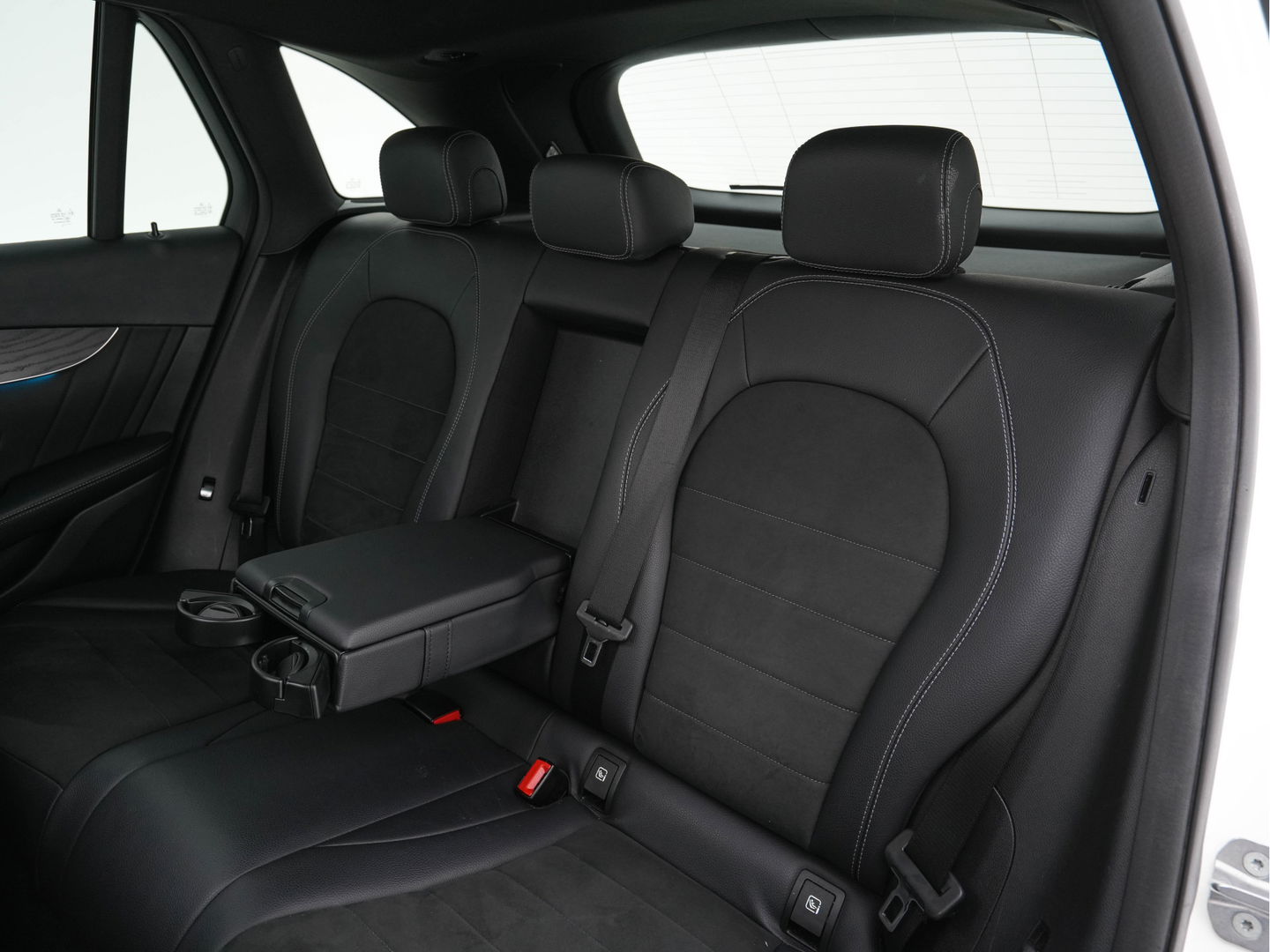 Mercedes-Benz GLC 250 4MATIC Premium AMG-Sportpack Aut. *PANO | LEATHER-MICROFIBRE | FULL-LED | BLINDSPOT | SPORT-SEATS | NAVI-FULLMAP | CAMERA | SHIFT-PADDLES | AMBIENT-LIGHT | HEATED-SEATS | TOWBAR | 19''ALU*
