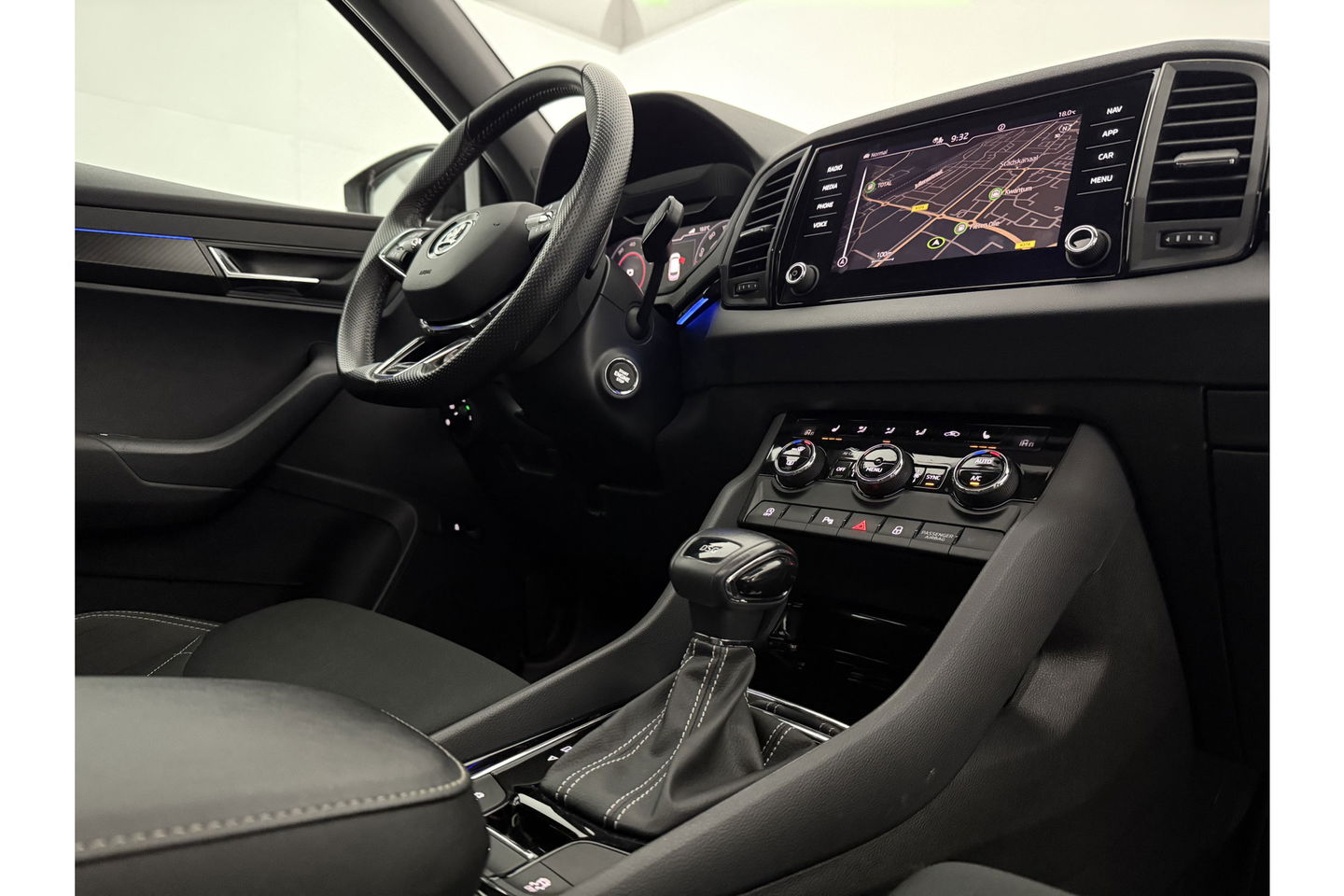 Škoda Karoq 1.5 TSI ACT 150PK Sportline Business Pano Sfeer Carplay Virtual Camera LED Clima Cruise Navi PDC 19''LMV
