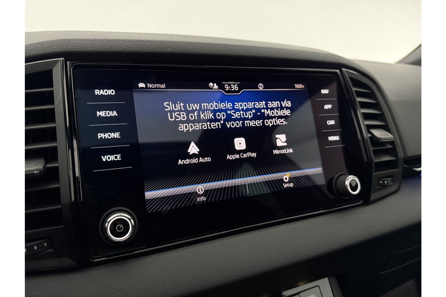 Škoda Karoq 1.5 TSI ACT 150PK Sportline Business Pano Sfeer Carplay Virtual Camera LED Clima Cruise Navi PDC 19''LMV