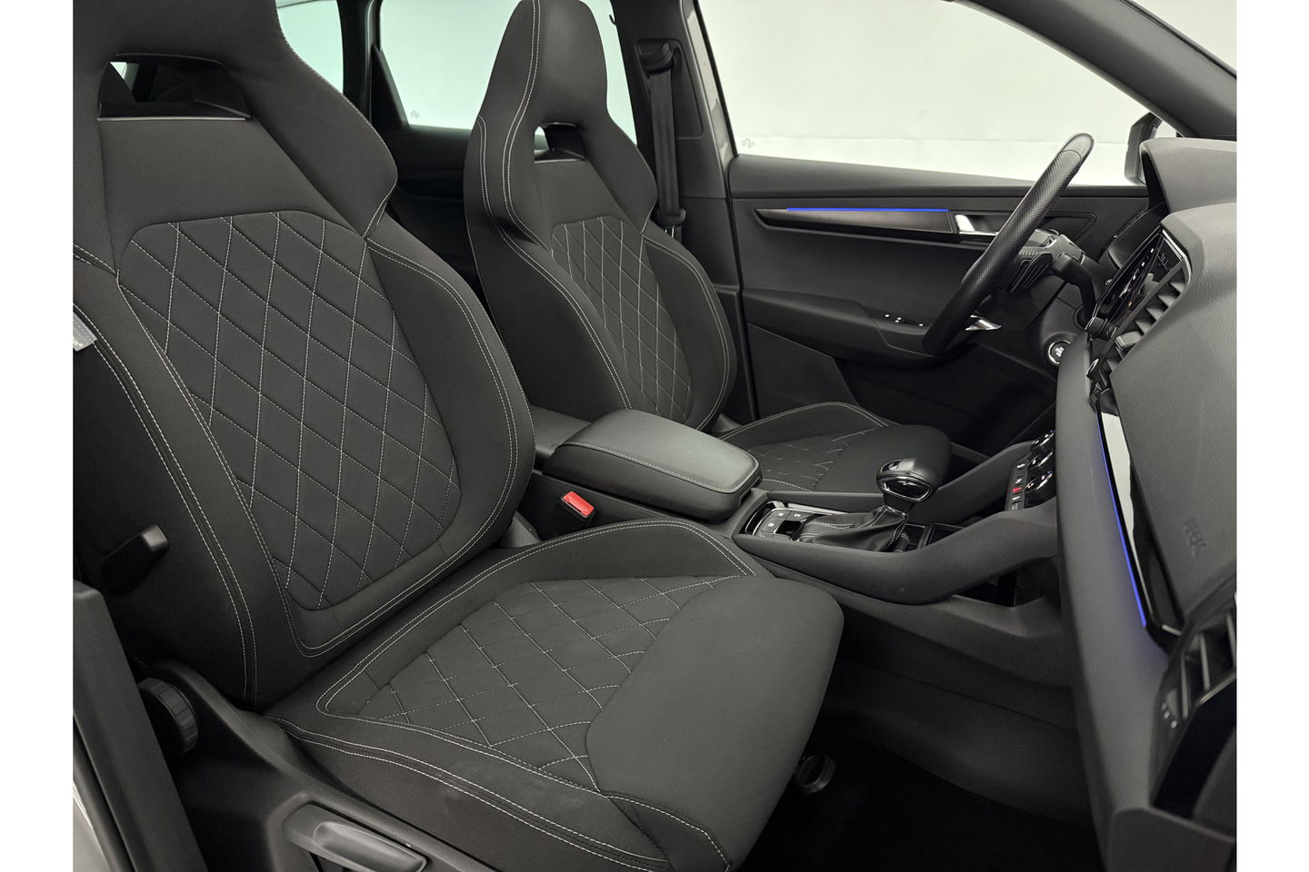 Škoda Karoq 1.5 TSI ACT 150PK Sportline Business Pano Sfeer Carplay Virtual Camera LED Clima Cruise Navi PDC 19''LMV