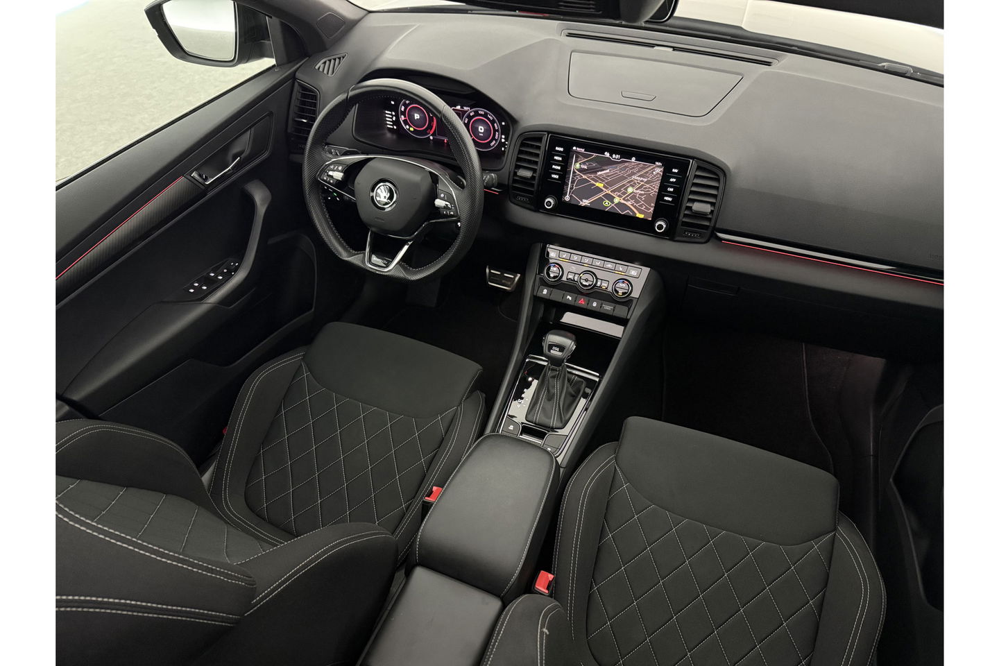 Škoda Karoq 1.5 TSI ACT 150PK Sportline Business Pano Sfeer Carplay Virtual Camera LED Clima Cruise Navi PDC 19''LMV