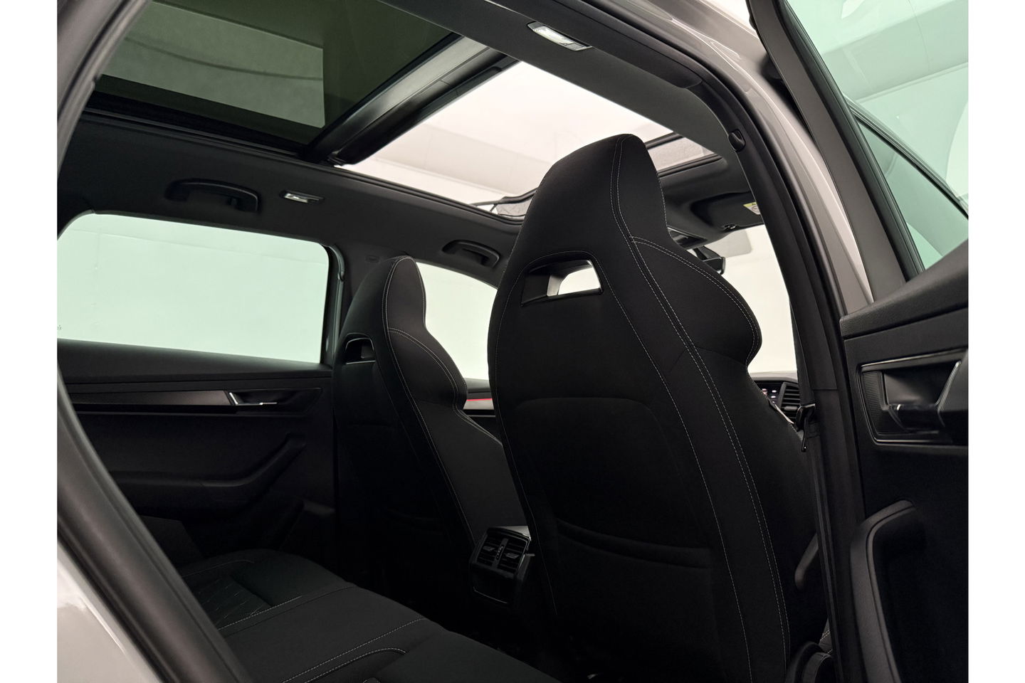 Škoda Karoq 1.5 TSI ACT 150PK Sportline Business Pano Sfeer Carplay Virtual Camera LED Clima Cruise Navi PDC 19''LMV