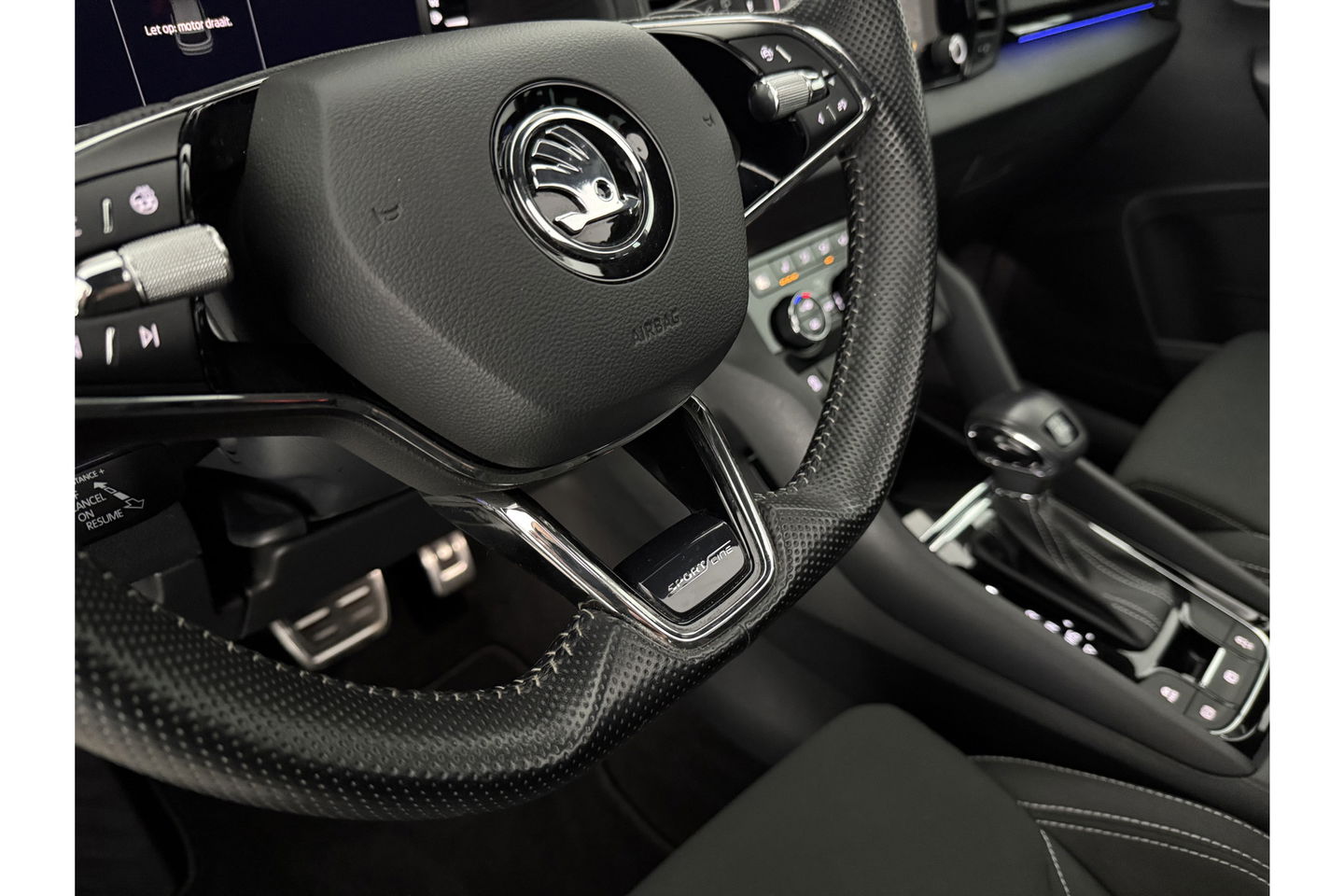 Škoda Karoq 1.5 TSI ACT 150PK Sportline Business Pano Sfeer Carplay Virtual Camera LED Clima Cruise Navi PDC 19''LMV