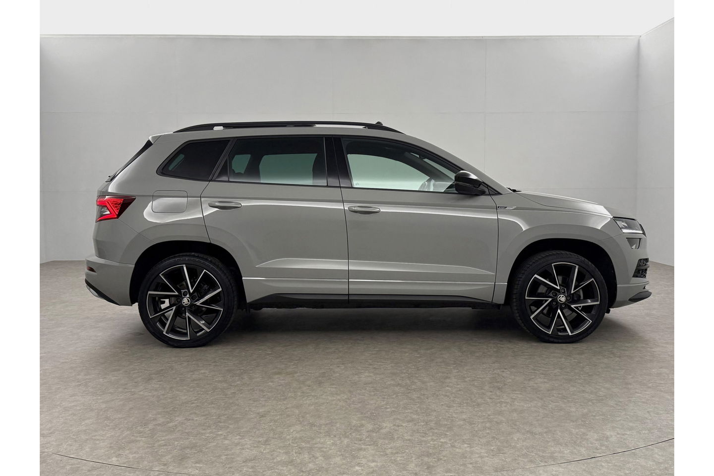 Škoda Karoq 1.5 TSI ACT 150PK Sportline Business Pano Sfeer Carplay Virtual Camera LED Clima Cruise Navi PDC 19''LMV