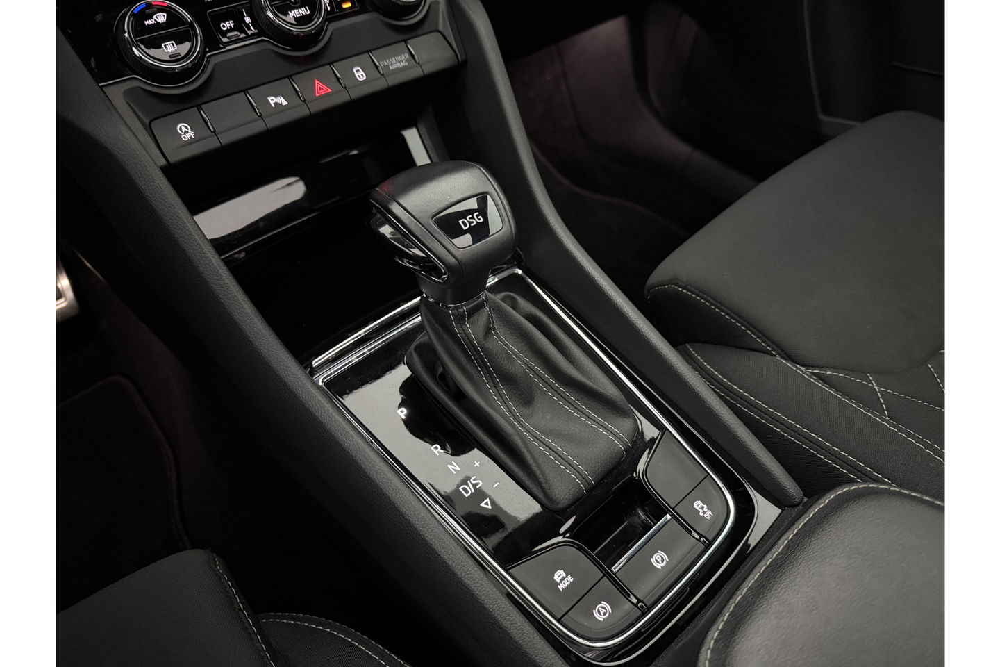 Škoda Karoq 1.5 TSI ACT 150PK Sportline Business Pano Sfeer Carplay Virtual Camera LED Clima Cruise Navi PDC 19''LMV
