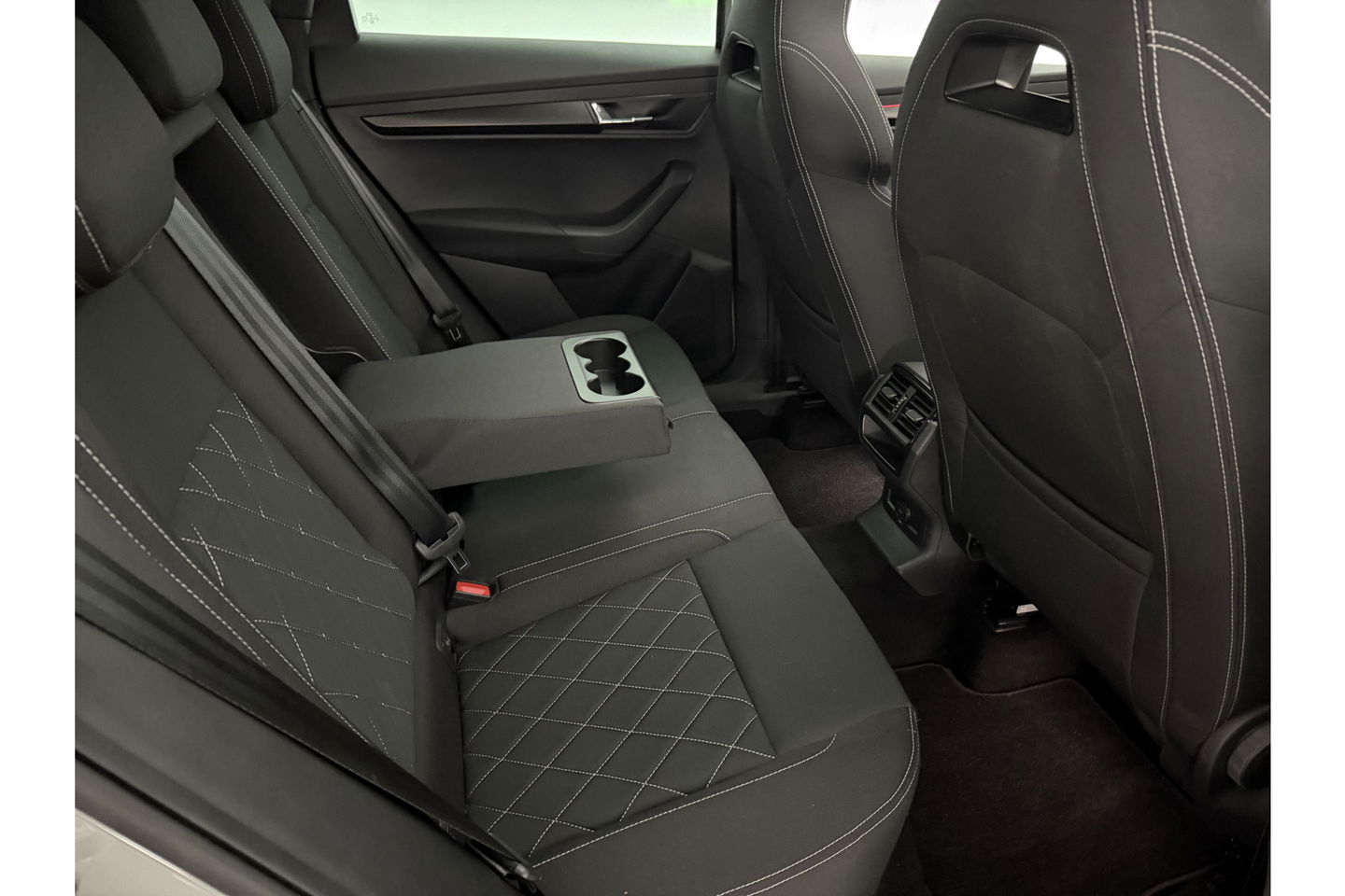 Škoda Karoq 1.5 TSI ACT 150PK Sportline Business Pano Sfeer Carplay Virtual Camera LED Clima Cruise Navi PDC 19''LMV
