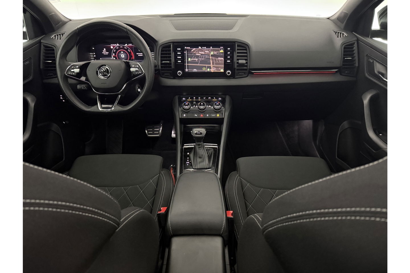 Škoda Karoq 1.5 TSI ACT 150PK Sportline Business DSG Pano Sfeer Trekhaak LED Virtual Camera Carplay Clima Cruise Navi PDC 19"LMV