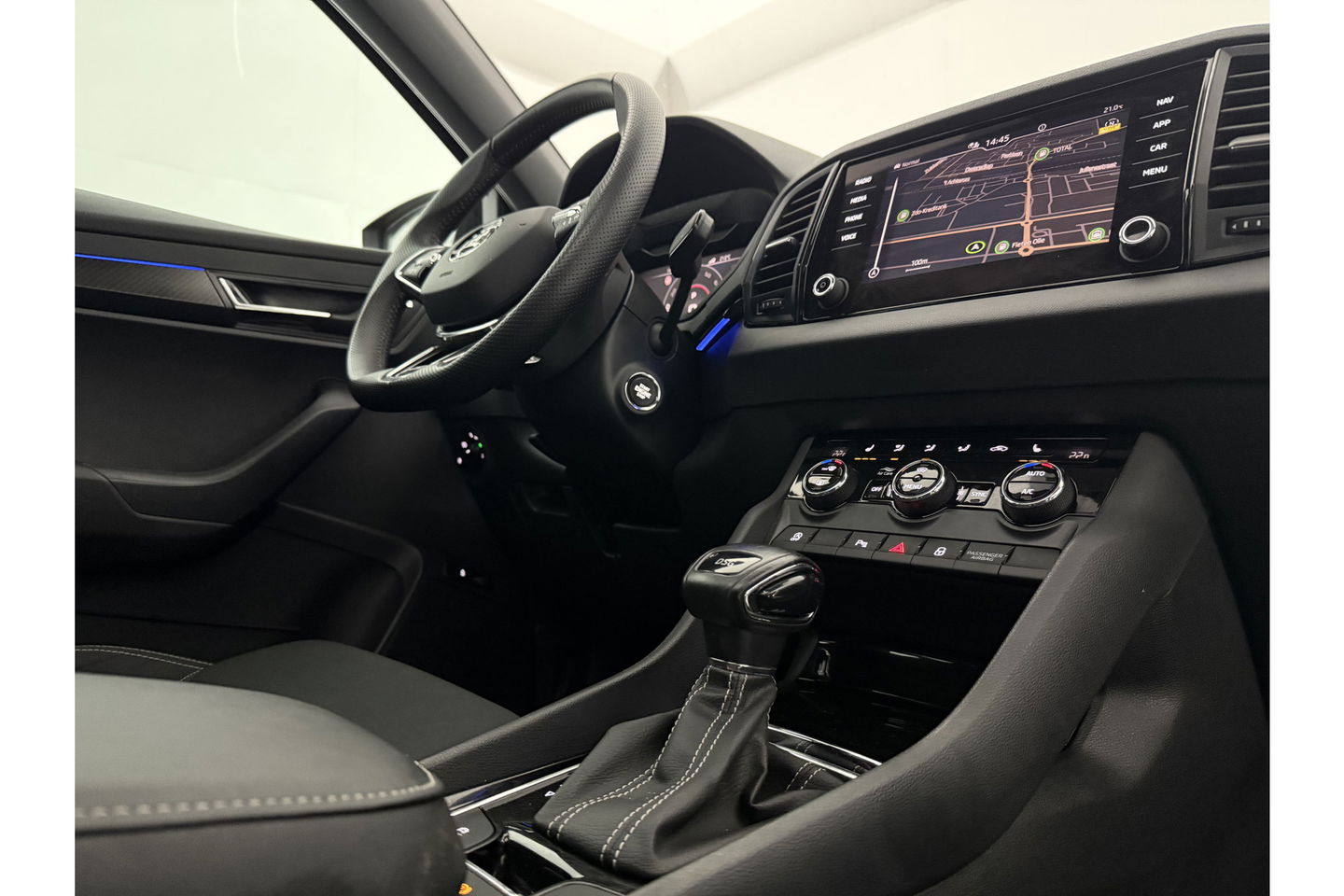 Škoda Karoq 1.5 TSI ACT 150PK Sportline Business DSG Pano Sfeer Trekhaak LED Virtual Camera Carplay Clima Cruise Navi PDC 19"LMV