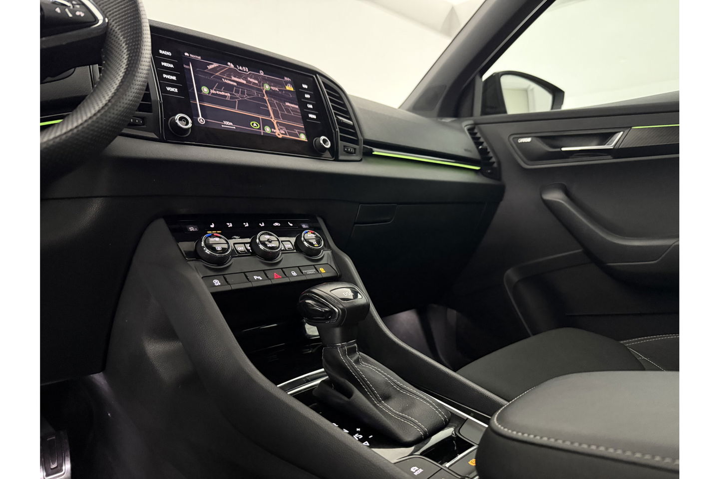 Škoda Karoq 1.5 TSI ACT 150PK Sportline Business DSG Pano Sfeer Trekhaak LED Virtual Camera Carplay Clima Cruise Navi PDC 19"LMV