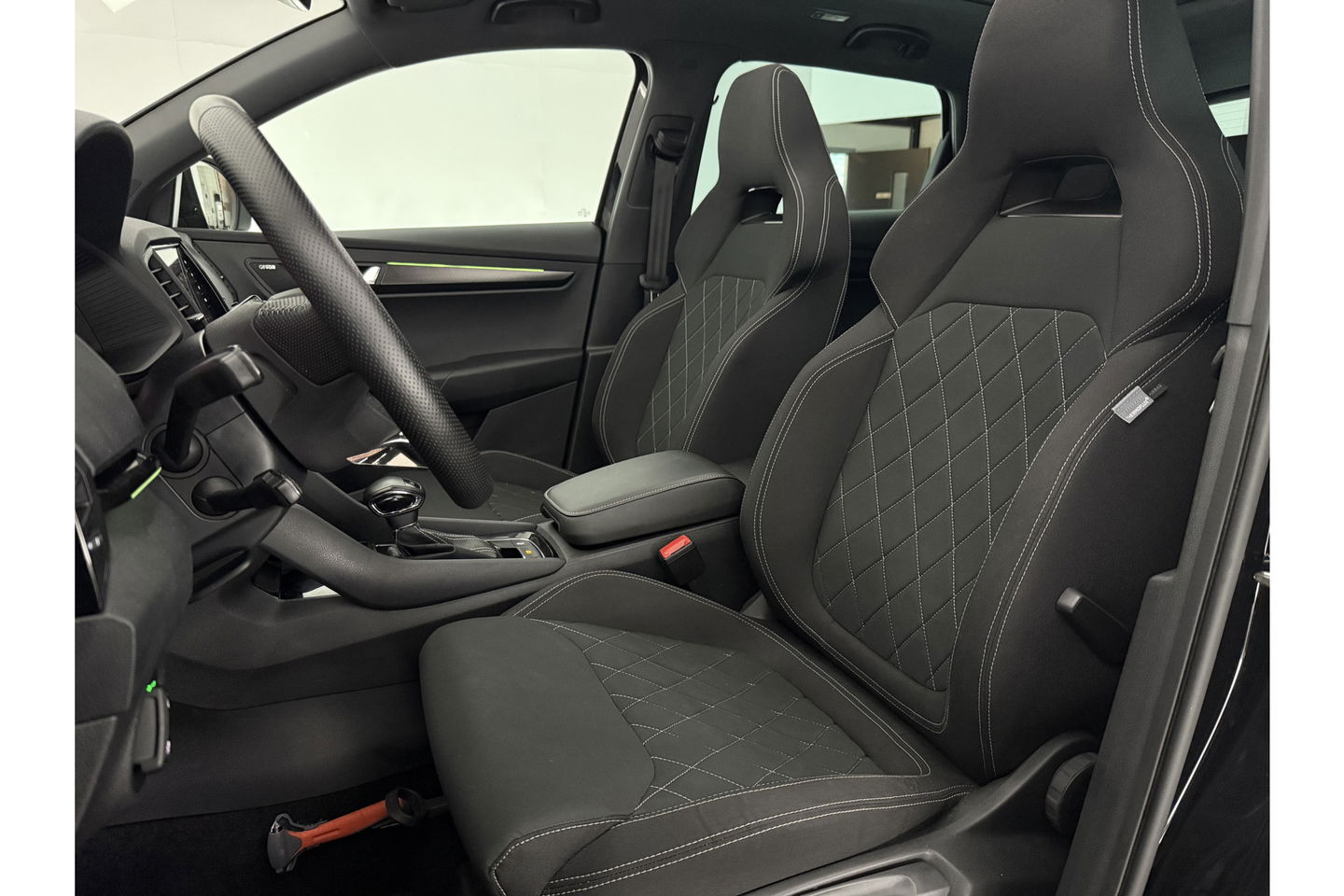 Škoda Karoq 1.5 TSI ACT 150PK Sportline Business DSG Pano Sfeer Trekhaak LED Virtual Camera Carplay Clima Cruise Navi PDC 19"LMV