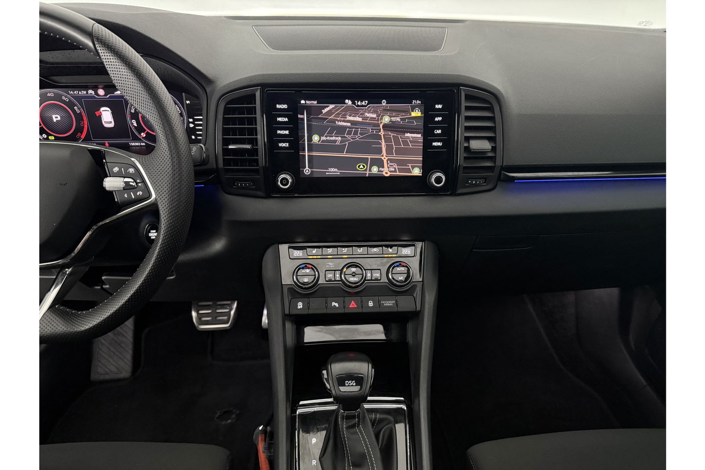 Škoda Karoq 1.5 TSI ACT 150PK Sportline Business DSG Pano Sfeer Trekhaak LED Virtual Camera Carplay Clima Cruise Navi PDC 19"LMV