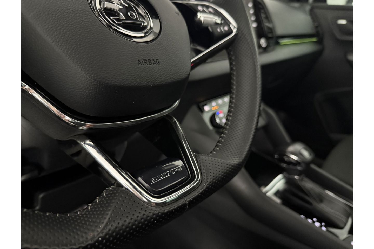 Škoda Karoq 1.5 TSI ACT 150PK Sportline Business DSG Pano Sfeer Trekhaak LED Virtual Camera Carplay Clima Cruise Navi PDC 19"LMV