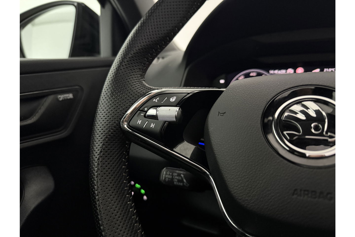 Škoda Karoq 1.5 TSI ACT 150PK Sportline Business DSG Pano Sfeer Trekhaak LED Virtual Camera Carplay Clima Cruise Navi PDC 19"LMV