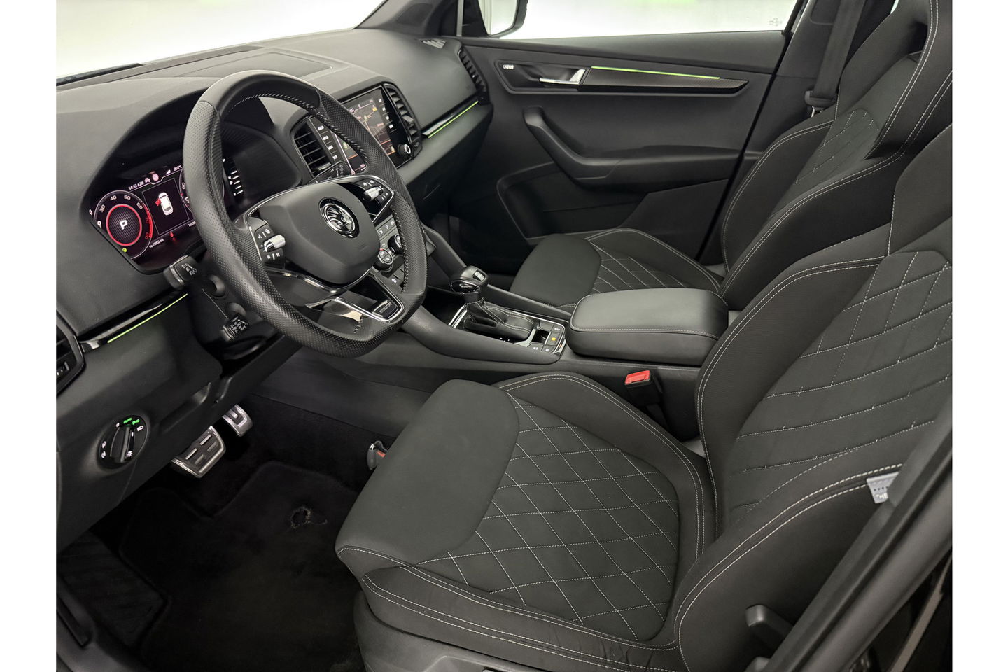 Škoda Karoq 1.5 TSI ACT 150PK Sportline Business DSG Pano Sfeer Trekhaak LED Virtual Camera Carplay Clima Cruise Navi PDC 19"LMV