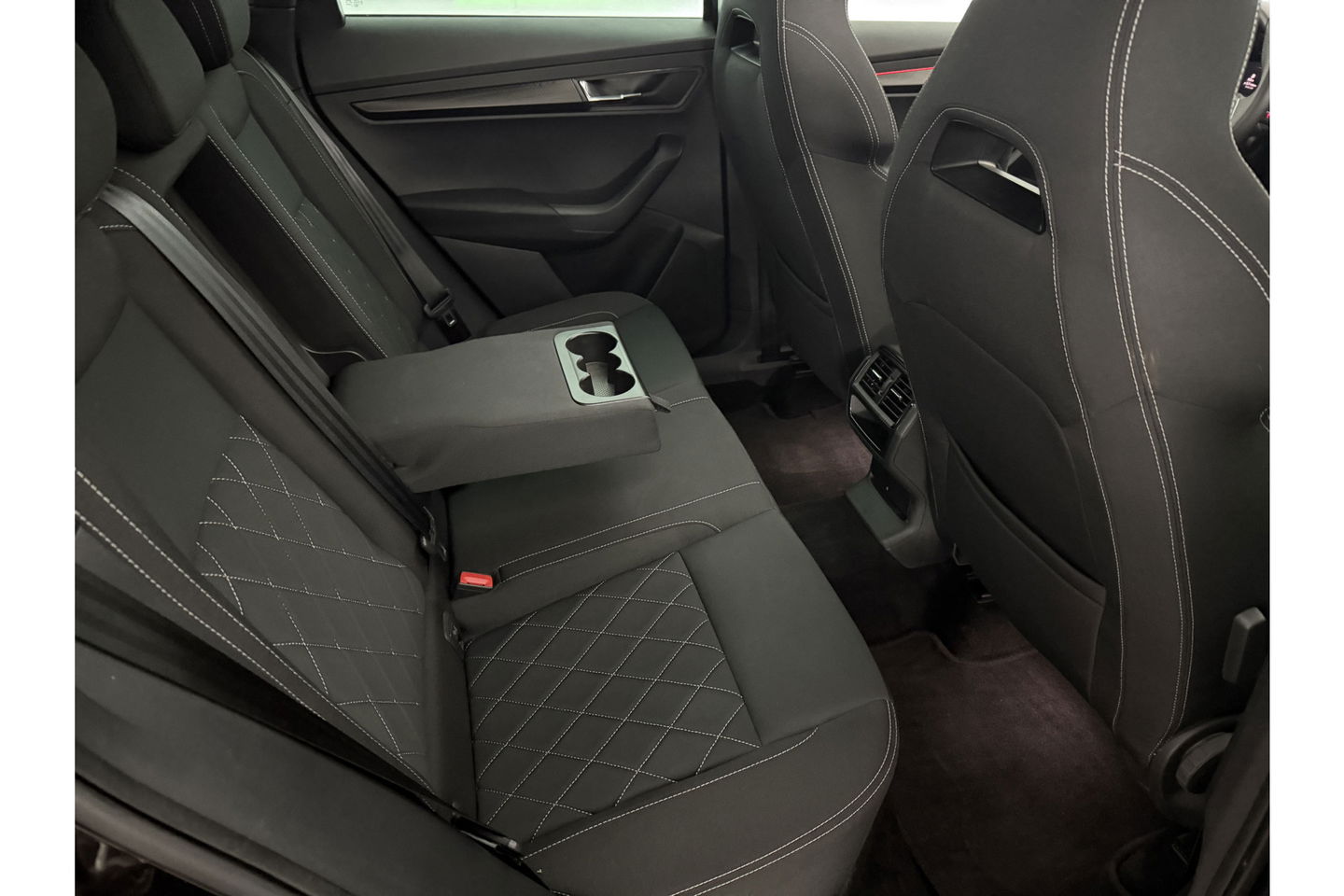 Škoda Karoq 1.5 TSI ACT 150PK Sportline Business DSG Pano Sfeer Trekhaak LED Virtual Camera Carplay Clima Cruise Navi PDC 19"LMV