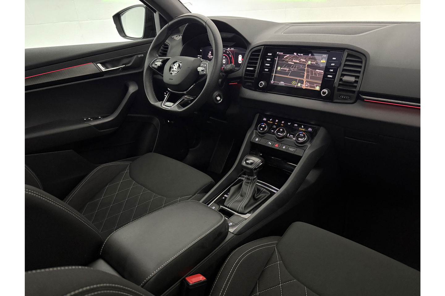 Škoda Karoq 1.5 TSI ACT 150PK Sportline Business DSG Pano Sfeer Trekhaak LED Virtual Camera Carplay Clima Cruise Navi PDC 19"LMV