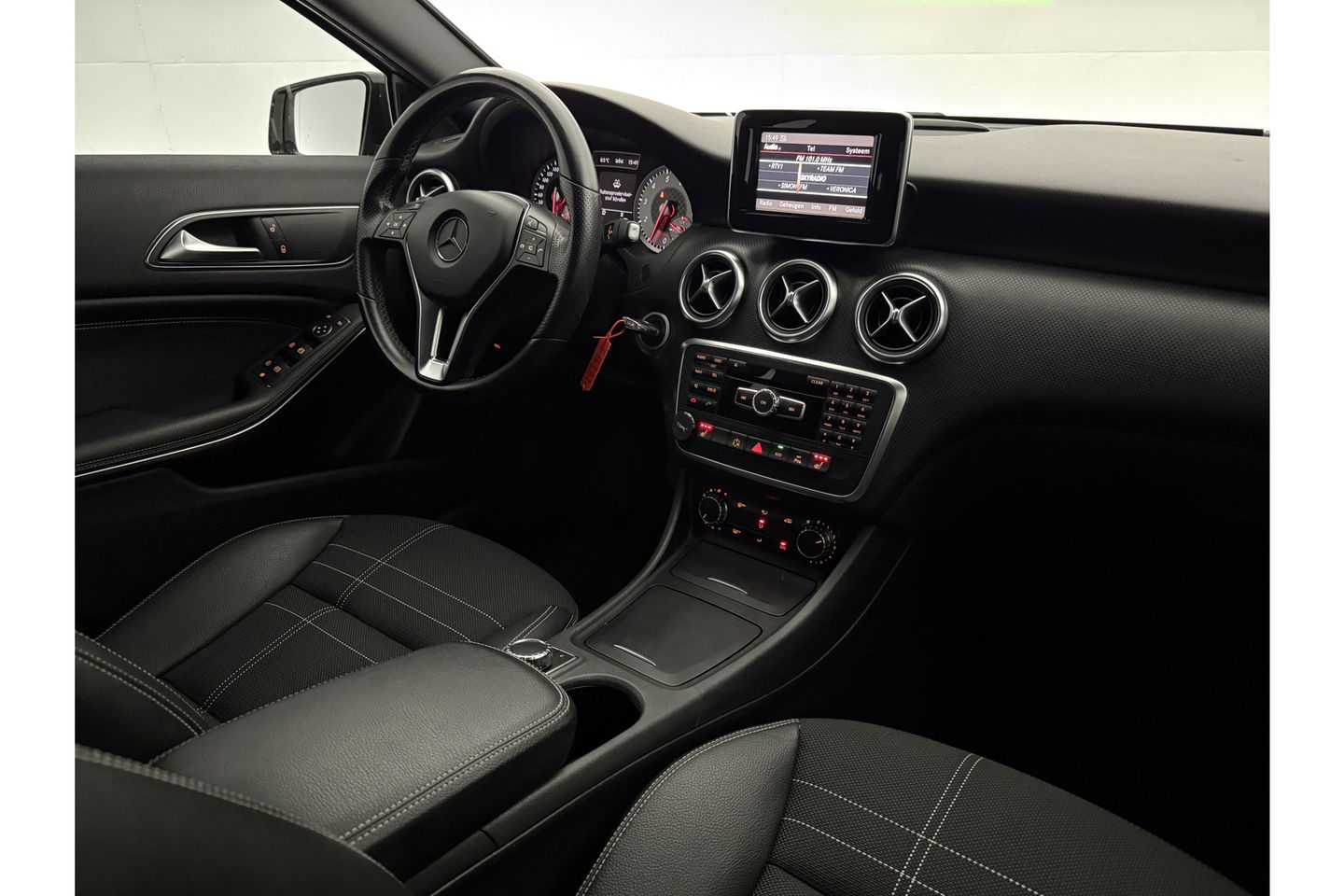 Mercedes-Benz A-Klasse 180 Ambition Automaat Clima LED Cruise PDC 18"LMV