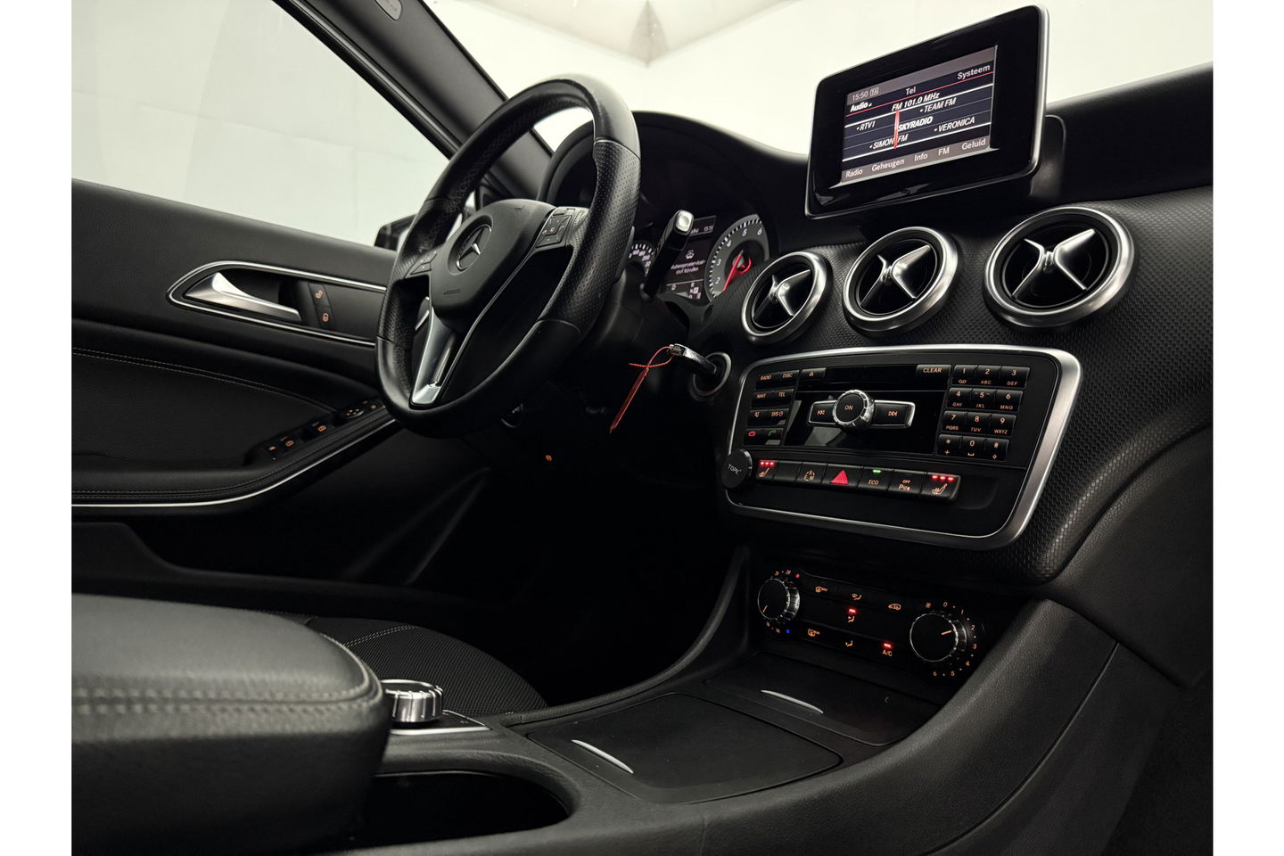 Mercedes-Benz A-Klasse 180 Ambition Automaat Clima LED Cruise PDC 18"LMV