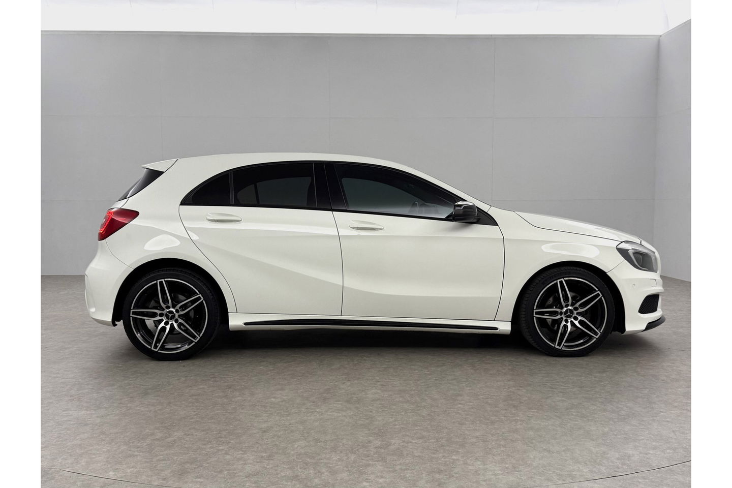 Mercedes-Benz A-Klasse 180 Ambition Automaat Clima LED Cruise PDC 18"LMV
