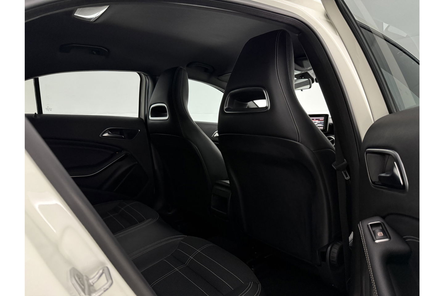 Mercedes-Benz A-Klasse 180 Ambition Automaat Clima LED Cruise PDC 18"LMV