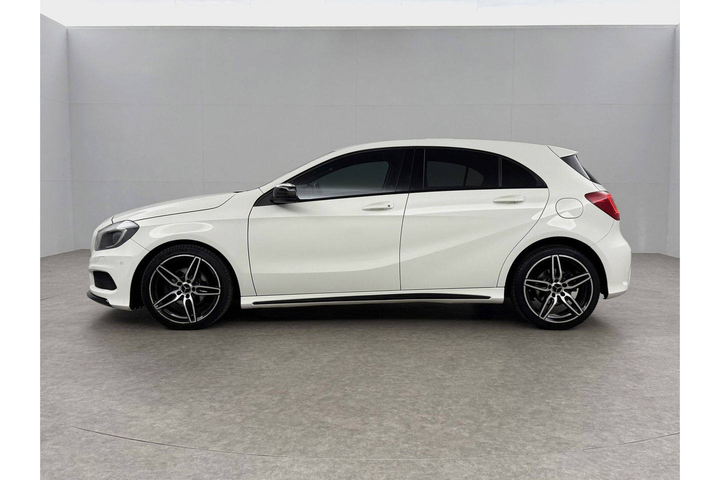 Mercedes-Benz A-Klasse 180 Ambition Automaat Clima LED Cruise PDC 18"LMV