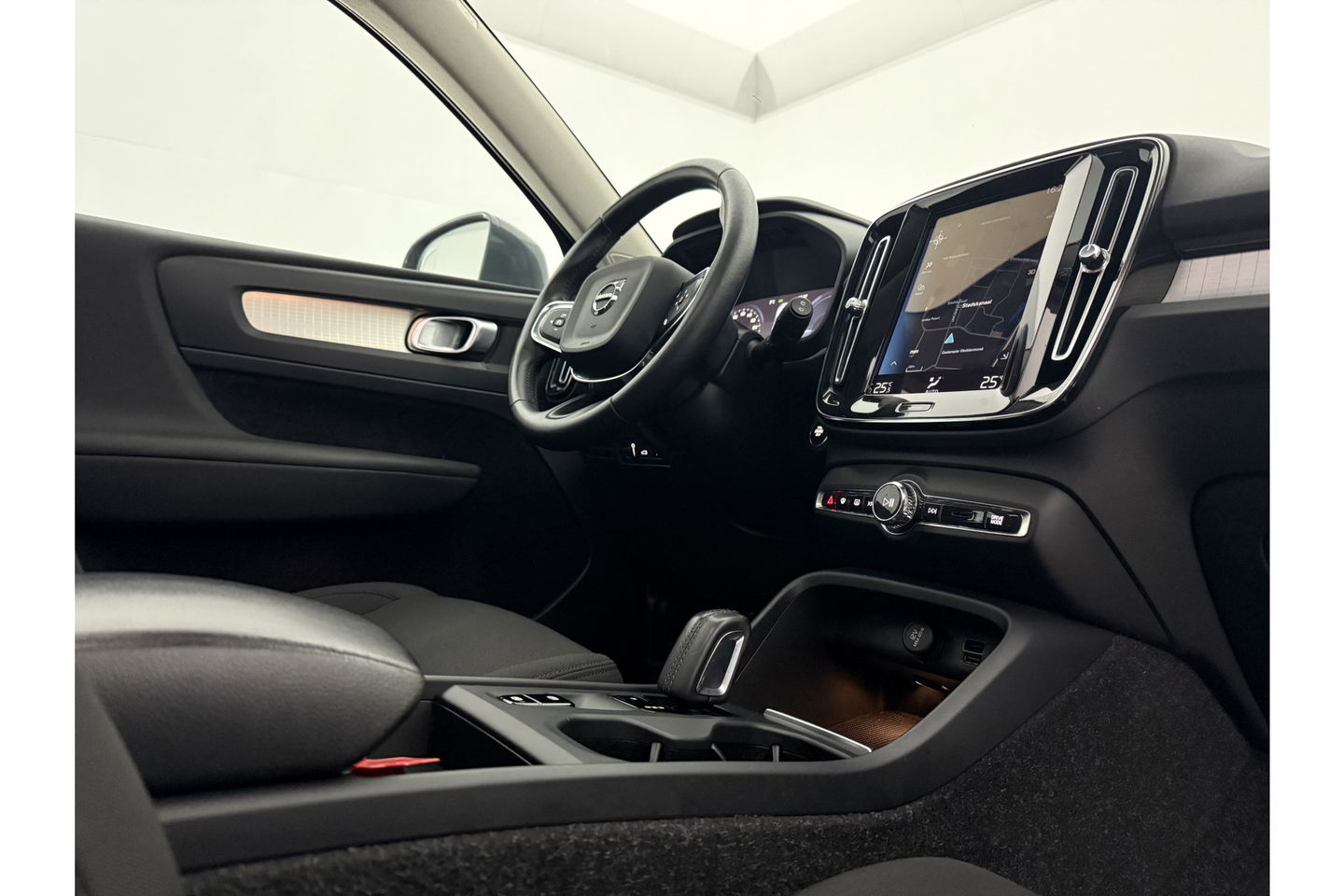 Volvo XC40 1.5 T5 Recharge Inscription 262PK Hybride Pano Virtual LED Carplay Cruise Clima Navi PDC 19''LMV