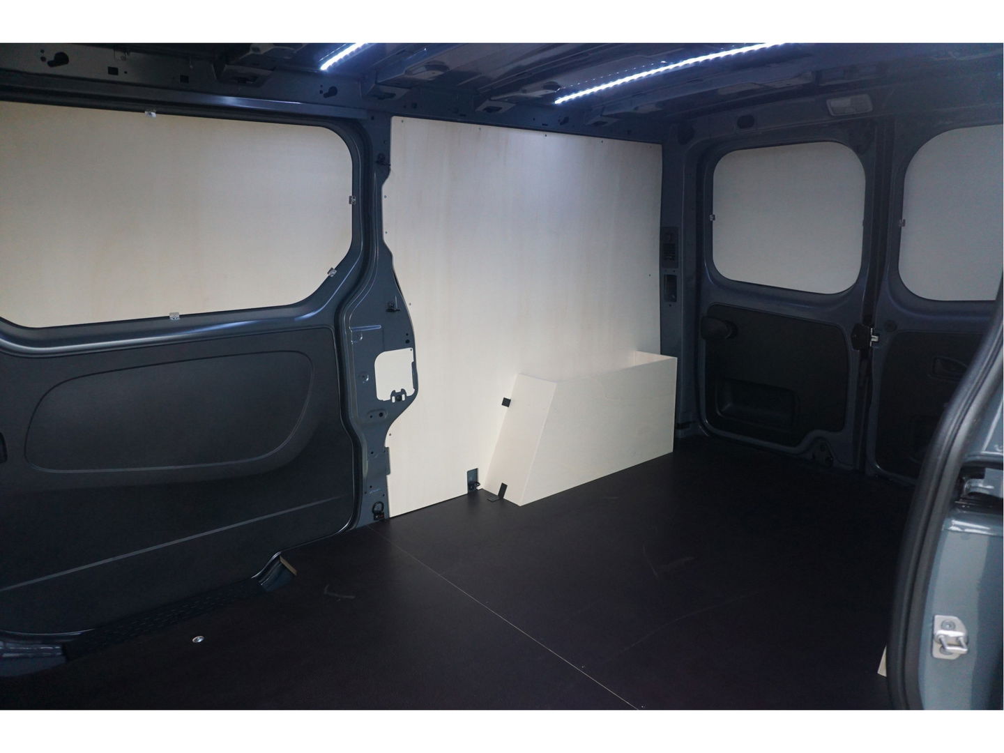 Renault Trafic 170PK L2H1 URBAN EDITION EDC AUT BPM VRIJ!! Navi, 18" LM, Betimmering, Trekhaak, 2x Schuifdeur!! NR. 475