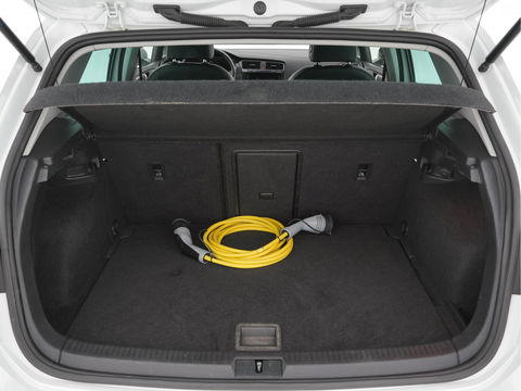 Volkswagen e-Golf E-DITION (INCL-BTW) *VIENNA-FULL-LEATHER | DIGI-COCKPIT | FULL-LED | ADAPTIVE-CRUISE | DYNAUDIO | NAVI-FULLMAP | CAMERA | DAB+ | SPORT-SEATS | HEATED-SEATS | CCS-FASTLOADER | ECC | PDC | 18''ALU*