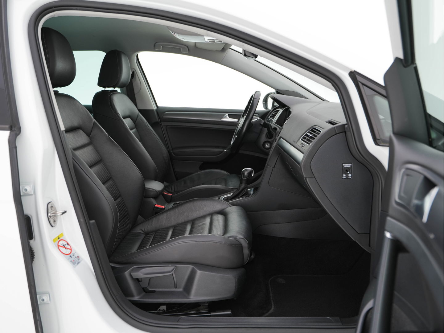 Volkswagen e-Golf E-DITION (INCL-BTW) *VIENNA-FULL-LEATHER | DIGI-COCKPIT | FULL-LED | ADAPTIVE-CRUISE | DYNAUDIO | NAVI-FULLMAP | CAMERA | DAB+ | SPORT-SEATS | HEATED-SEATS | CCS-FASTLOADER | ECC | PDC | 18''ALU*