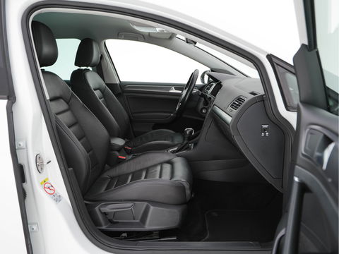 Volkswagen e-Golf E-DITION (INCL-BTW) *VIENNA-FULL-LEATHER | DIGI-COCKPIT | FULL-LED | ADAPTIVE-CRUISE | DYNAUDIO | NAVI-FULLMAP | CAMERA | DAB+ | SPORT-SEATS | HEATED-SEATS | CCS-FASTLOADER | ECC | PDC | 18''ALU*