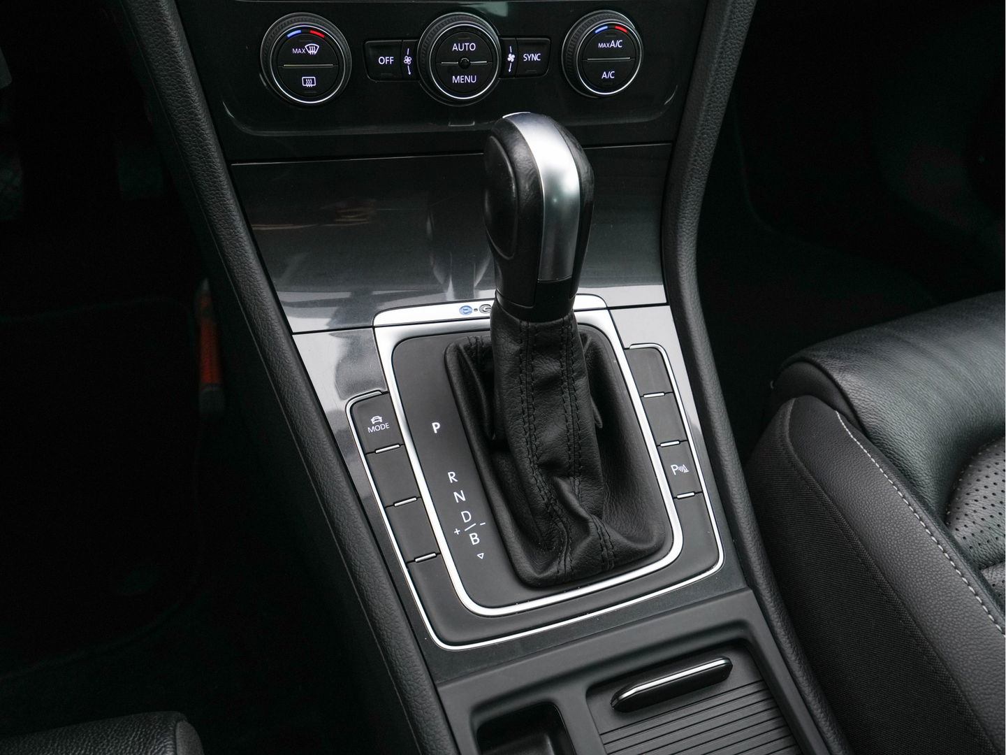 Volkswagen e-Golf E-DITION (INCL-BTW) *VIENNA-FULL-LEATHER | DIGI-COCKPIT | FULL-LED | ADAPTIVE-CRUISE | DYNAUDIO | NAVI-FULLMAP | CAMERA | DAB+ | SPORT-SEATS | HEATED-SEATS | CCS-FASTLOADER | ECC | PDC | 18''ALU*