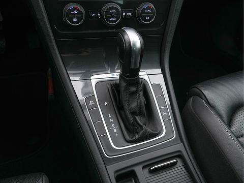 Volkswagen e-Golf E-DITION (INCL-BTW) *VIENNA-FULL-LEATHER | DIGI-COCKPIT | FULL-LED | ADAPTIVE-CRUISE | DYNAUDIO | NAVI-FULLMAP | CAMERA | DAB+ | SPORT-SEATS | HEATED-SEATS | CCS-FASTLOADER | ECC | PDC | 18''ALU*