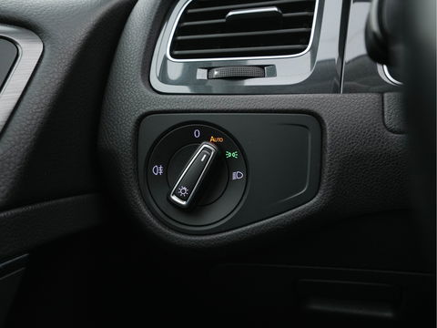 Volkswagen e-Golf E-DITION (INCL-BTW) *VIENNA-FULL-LEATHER | DIGI-COCKPIT | FULL-LED | ADAPTIVE-CRUISE | DYNAUDIO | NAVI-FULLMAP | CAMERA | DAB+ | SPORT-SEATS | HEATED-SEATS | CCS-FASTLOADER | ECC | PDC | 18''ALU*
