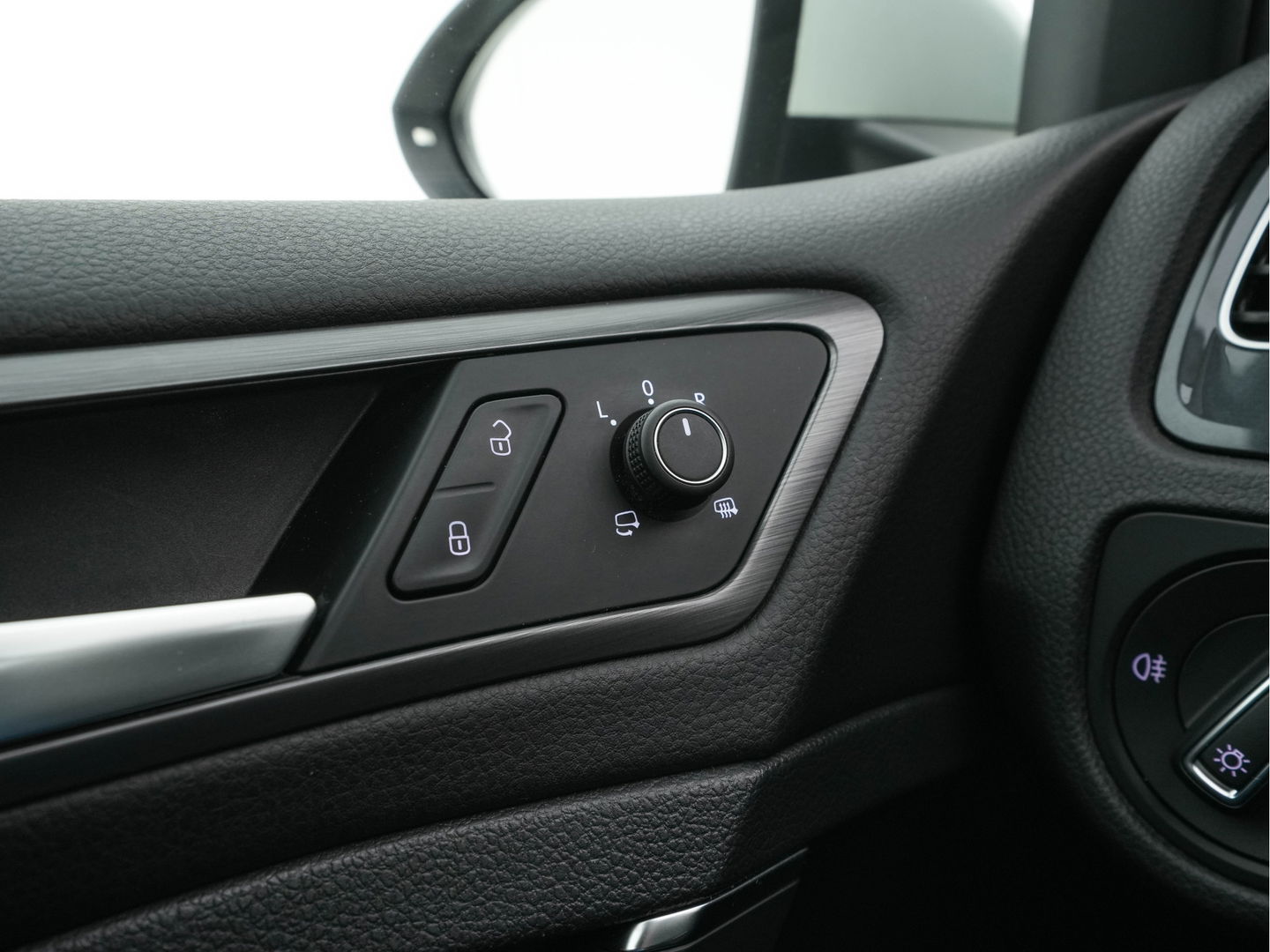 Volkswagen e-Golf E-DITION (INCL-BTW) *VIENNA-FULL-LEATHER | DIGI-COCKPIT | FULL-LED | ADAPTIVE-CRUISE | DYNAUDIO | NAVI-FULLMAP | CAMERA | DAB+ | SPORT-SEATS | HEATED-SEATS | CCS-FASTLOADER | ECC | PDC | 18''ALU*