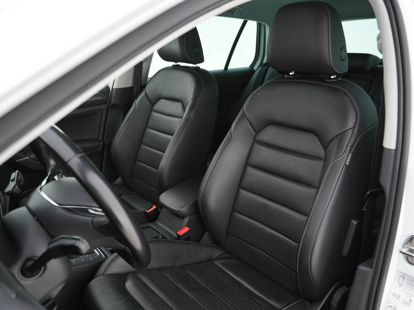 Volkswagen e-Golf E-DITION (INCL-BTW) *VIENNA-FULL-LEATHER | DIGI-COCKPIT | FULL-LED | ADAPTIVE-CRUISE | DYNAUDIO | NAVI-FULLMAP | CAMERA | DAB+ | SPORT-SEATS | HEATED-SEATS | CCS-FASTLOADER | ECC | PDC | 18''ALU*