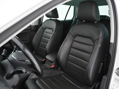 Volkswagen e-Golf E-DITION (INCL-BTW) *VIENNA-FULL-LEATHER | DIGI-COCKPIT | FULL-LED | ADAPTIVE-CRUISE | DYNAUDIO | NAVI-FULLMAP | CAMERA | DAB+ | SPORT-SEATS | HEATED-SEATS | CCS-FASTLOADER | ECC | PDC | 18''ALU*